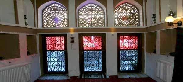پنجره های رنگی اقامتگاه سرای ایل سنگسر