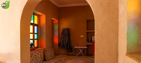 نمایی از نور های رنگی پنجره اقامتگاه بوم گردی طارونه پارس - فارس - خفر