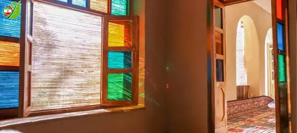 نمایی از پنجره های رنگی در اقامتگاه بوم گردی طارونه پارس - فارس - خفر
