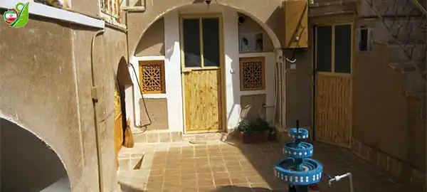 درب ورودی اقامتگاه سنتی مسین بابا