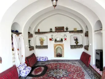 فضای سنتی داخل اقامتگاه بوم گردی مسین بابا