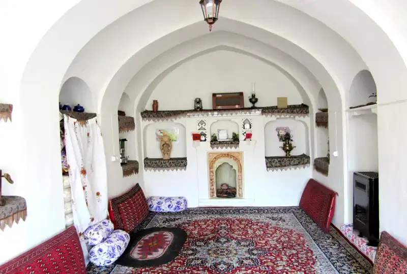 فضای سنتی داخل اقامتگاه بوم گردی مسین بابا