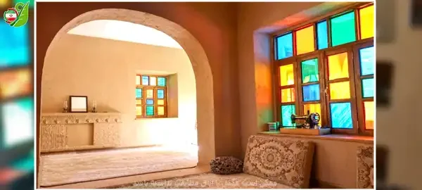 فضای داخلی با پنجره های رنگی اقامتگاه بوم گردی طارونه پارس - فارس - خفر