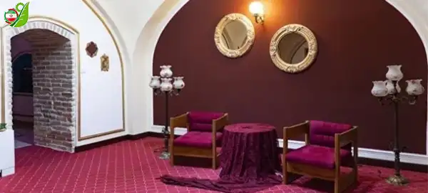 فضای سنتی و قدیمی در هتل کاروانسرای لاله