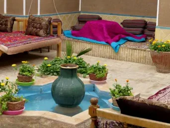 حوضچه کوچک و فضای سنتی حیاط اقامتگاه بوم گردی ورزنه