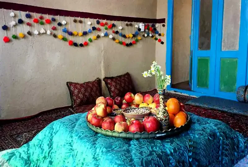 فضای سنتی و زیبای داخل اقامتگاه بوم گردی کنگ کهن