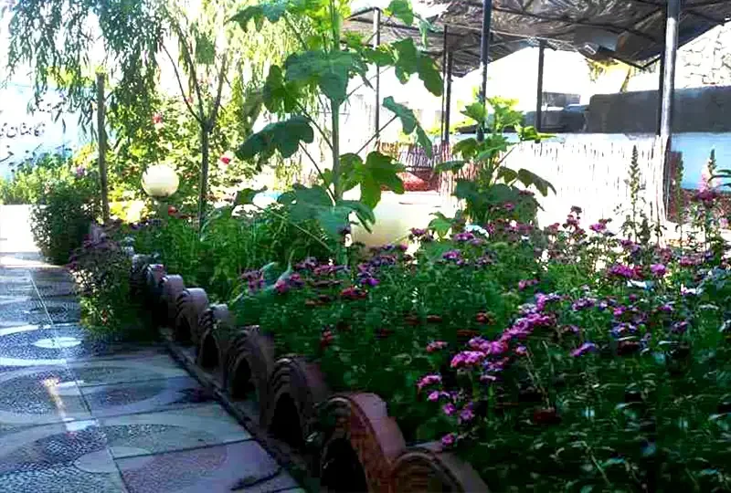 فضای زیبا و سرسبز محیط بیرون اقامتگاه بوم گردی معروف پور