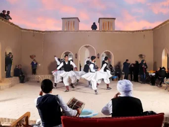 رقص محلی در اقامتگاه بوم گردی نمکزار سه قلعه خراسان جنوبی