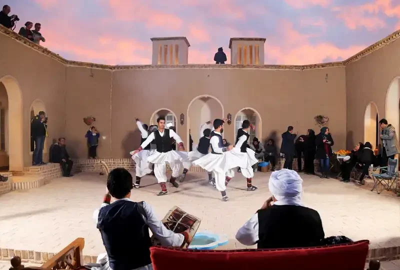 رقص محلی در اقامتگاه بوم گردی نمکزار سه قلعه خراسان جنوبی