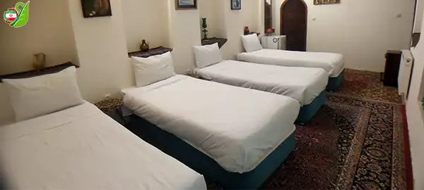 تخت خواب در اقامتگاه لوتوس شیراز
