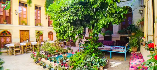 فضای زیبا و سرسبز اقامتگاه بوم گردی لوتوس در شیراز
