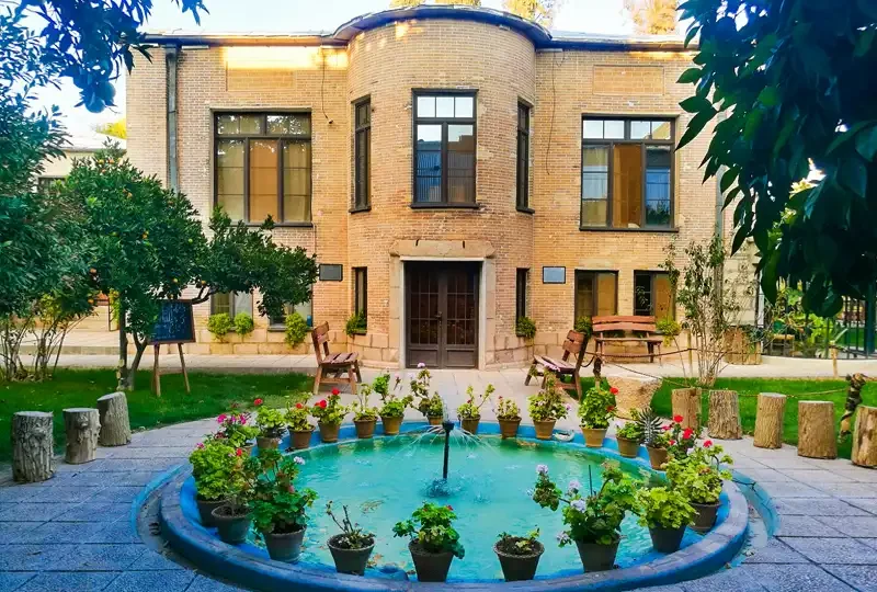 نمای ساختمان اقامتگاه بوم گردی خانه باغ ایرانی