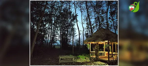 نمای شب آلاچیق اقامتگاه بوم گردی هلوچین در خشکبیجار