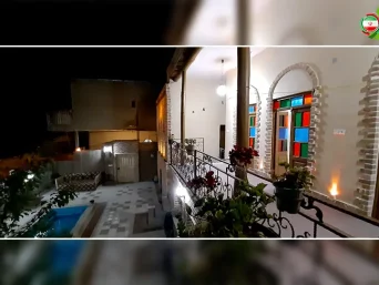 نمایی از ساختمان و حیاط اقامتگاه بوم گردی خانه سادات در شب